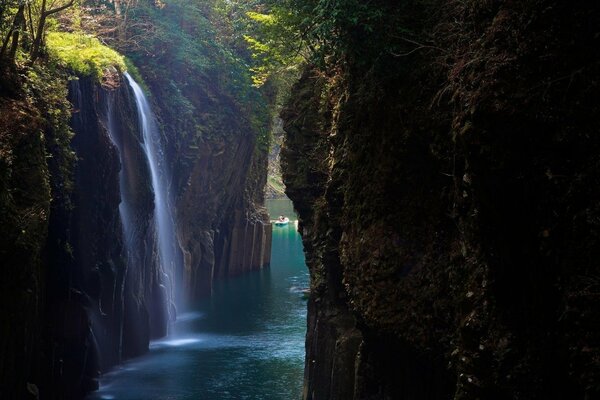 Hermosa cascada entre las rocas