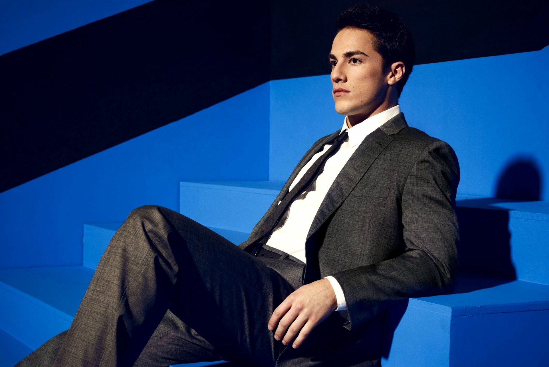 michael trevino novio traje actor serie de televisión the vampire diaries tyler lockwood