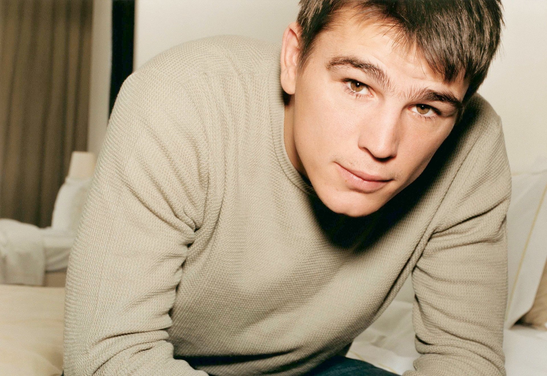 josh hartnett acteur brun pull beige