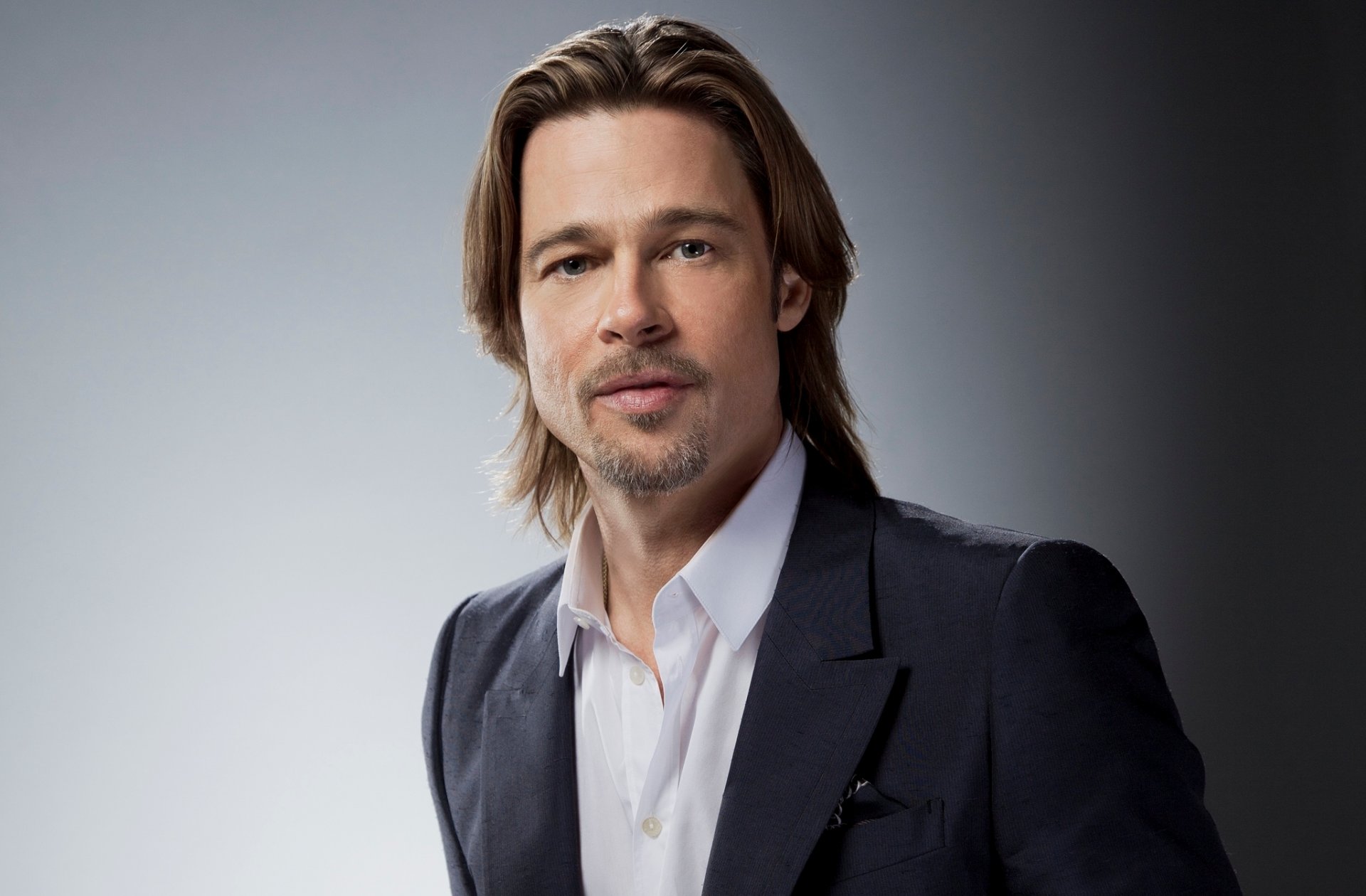 brad pitt maschio attore produttore sfondo grigio