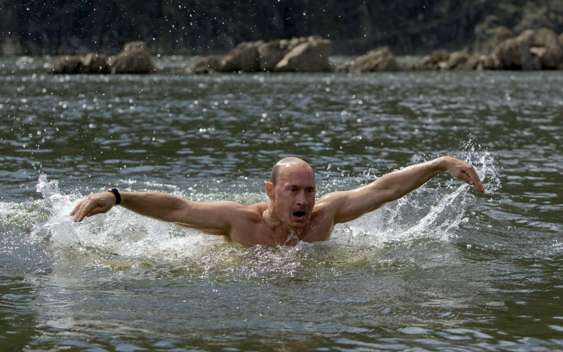 russland wasser wladimir putin präsident hände mimik