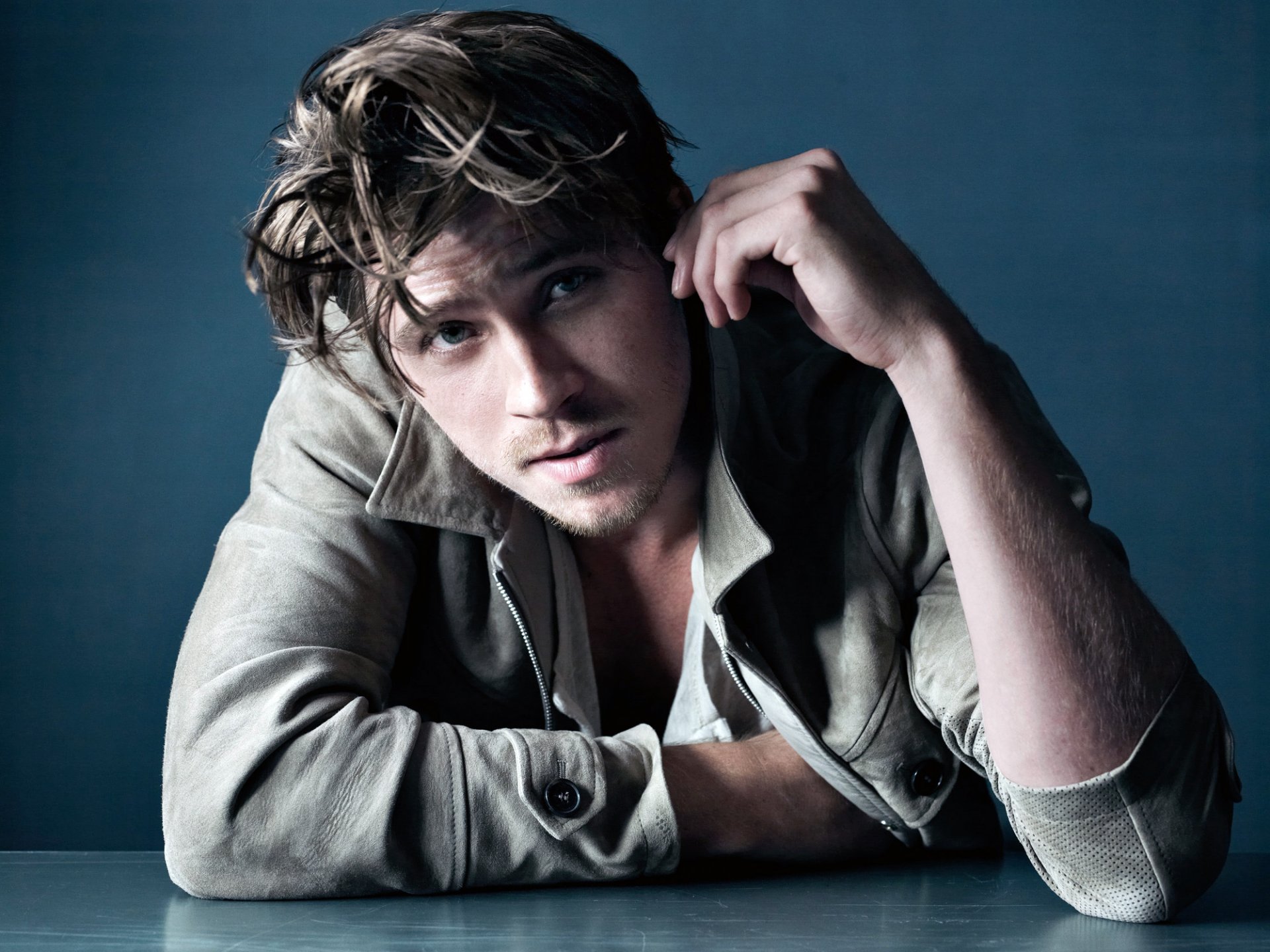 garrett hedlund hombre actor mirada chaqueta