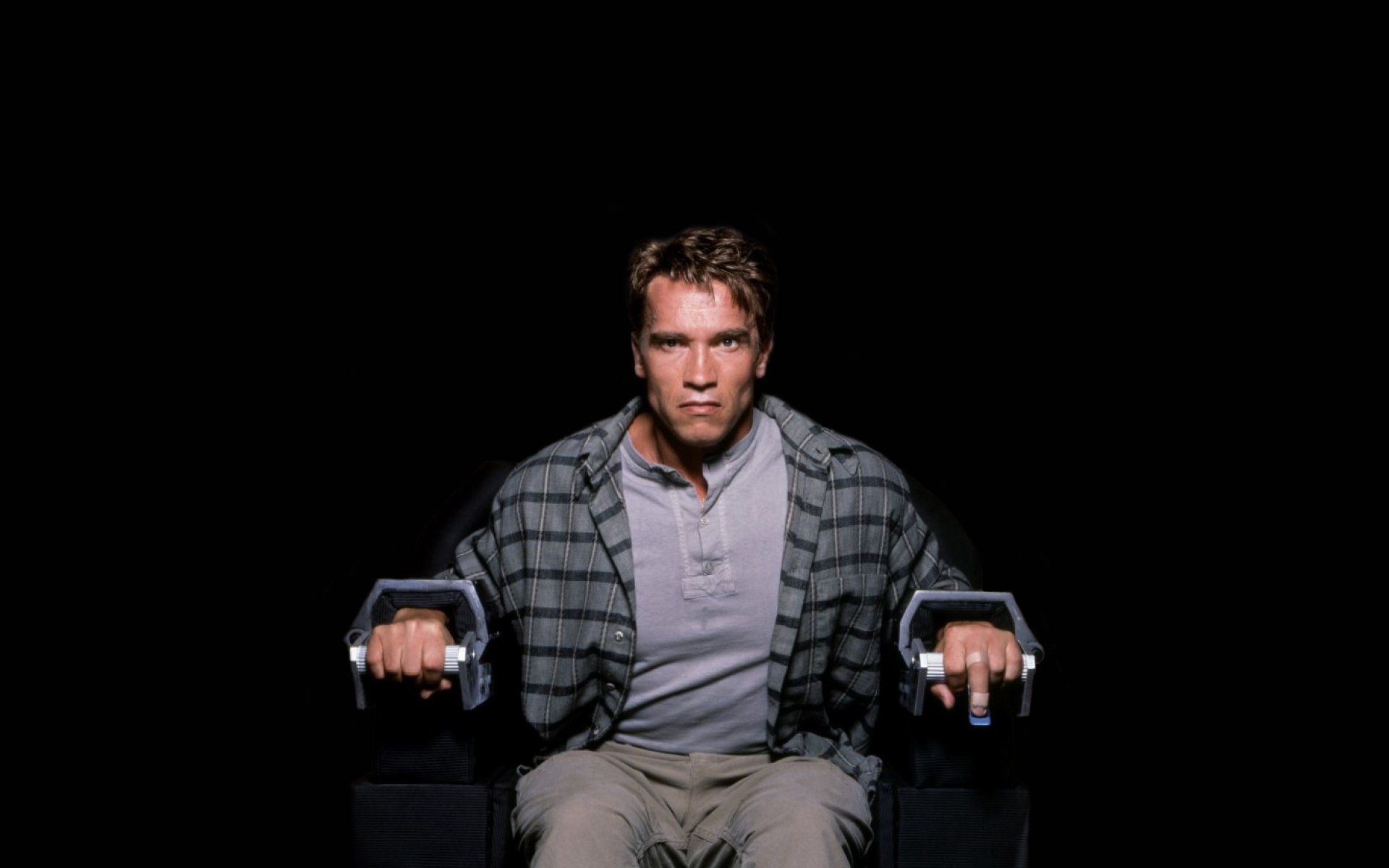 total recall recordar todo arnold schwarzenegger enojado sentado silla camisa encadenado