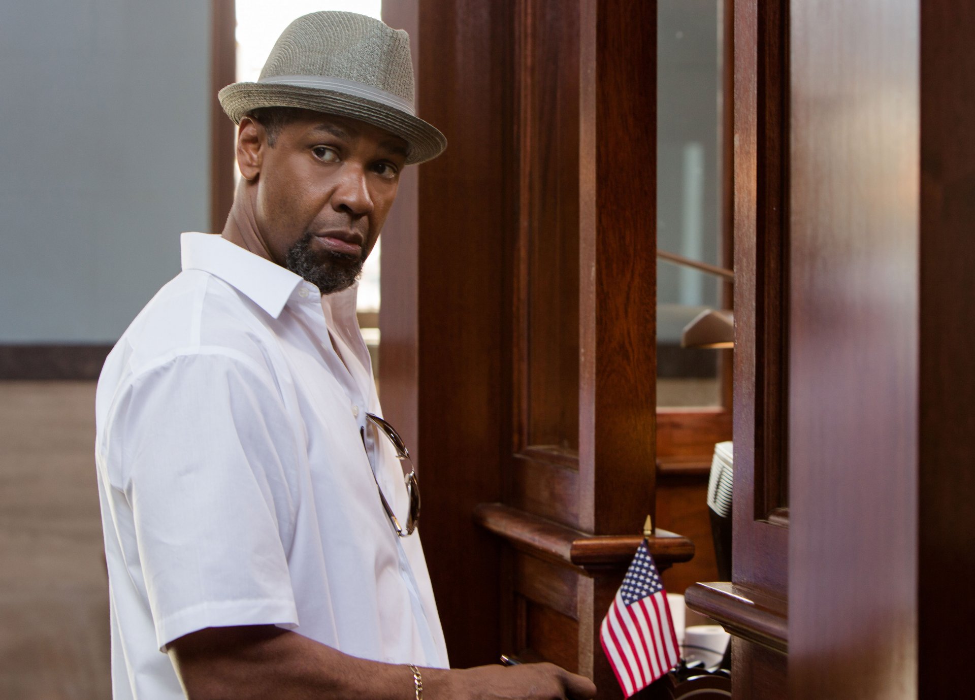 denzel washington attore uomo cappello bandiera