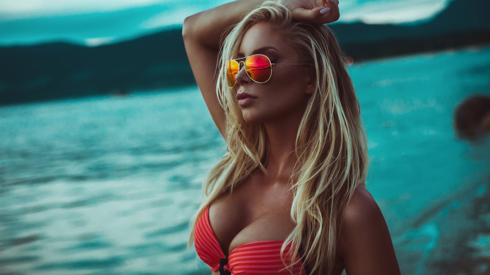 photographer girl blonde model glasses figure body swimsuit linen beach sea