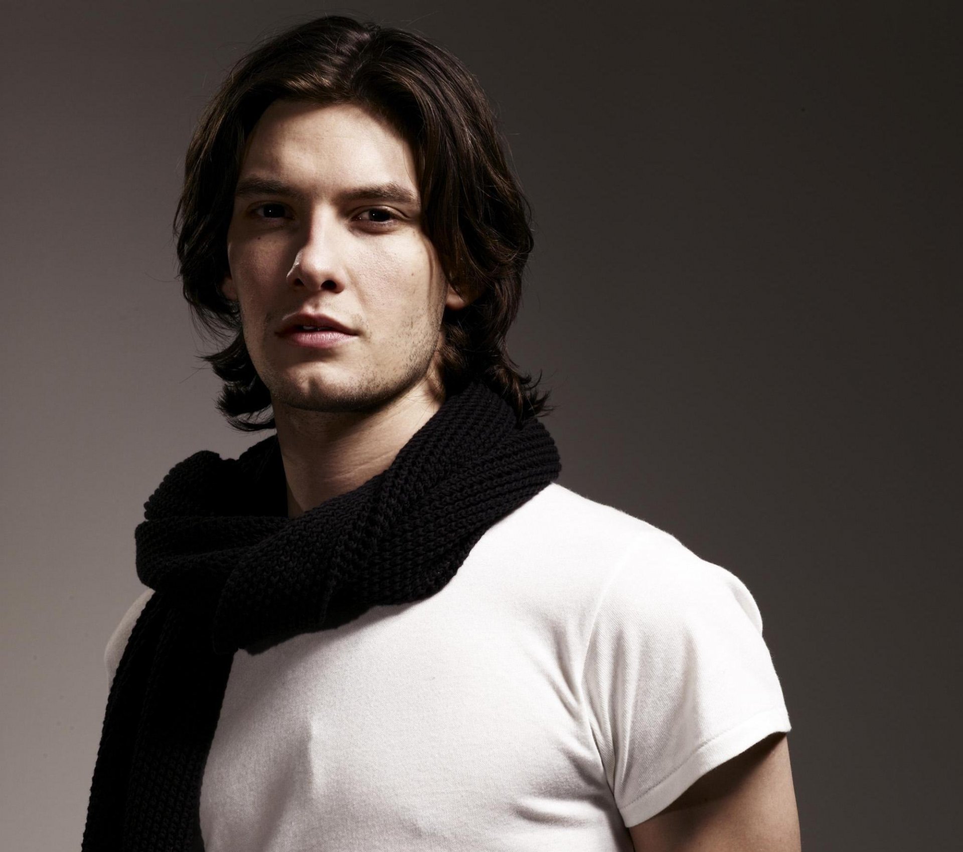 ben barnes attore uomo sciarpa