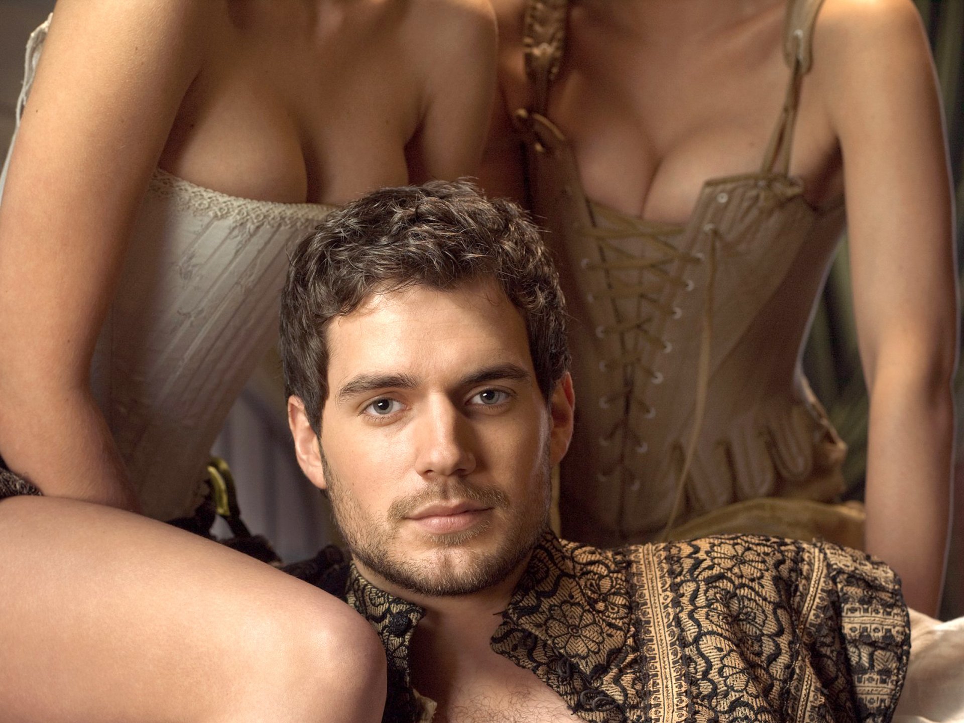 henry cavill homme corset poitrine acteur série télévisée tudor