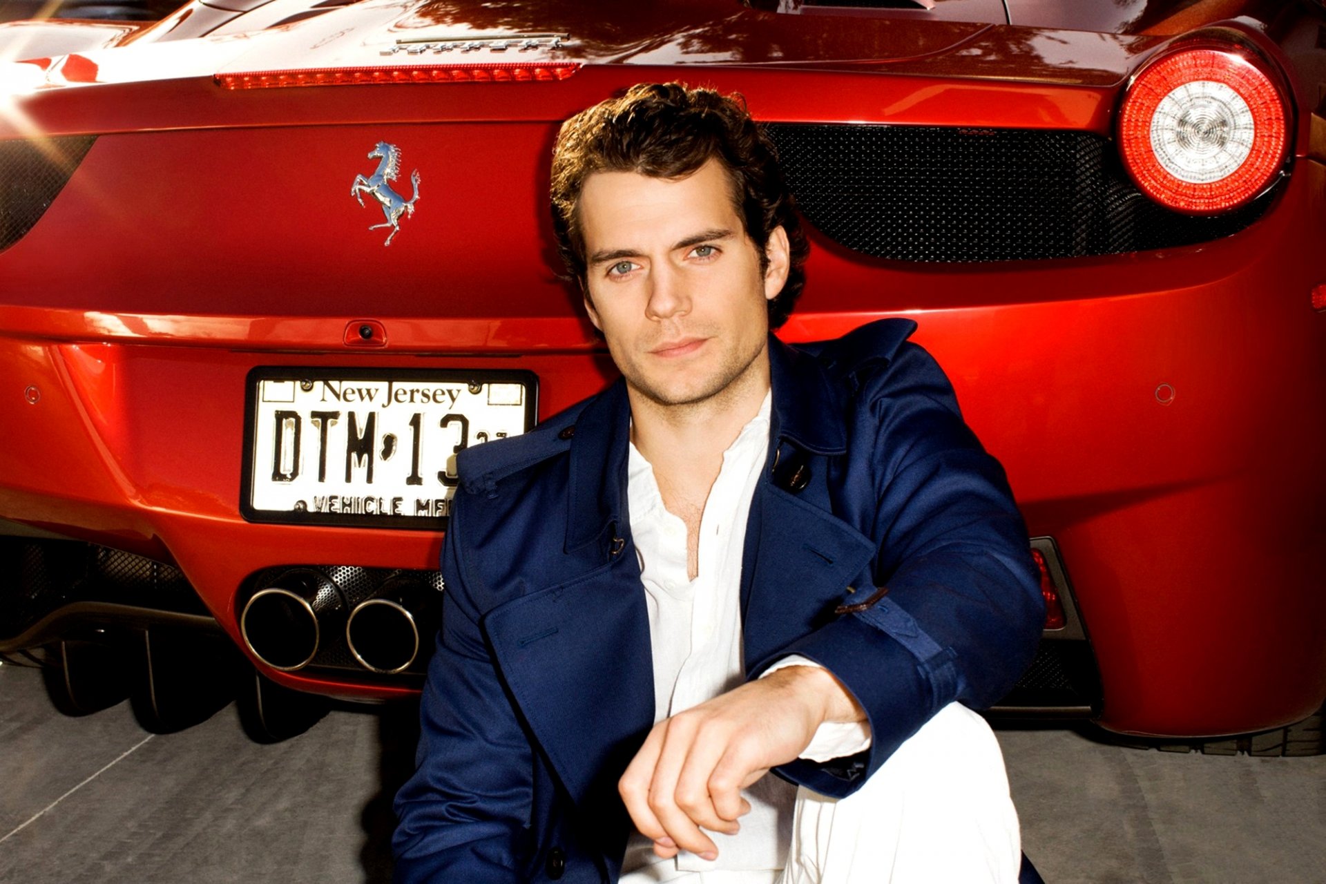 henry cavill homme acteur voiture rouge ferrari 458 spider