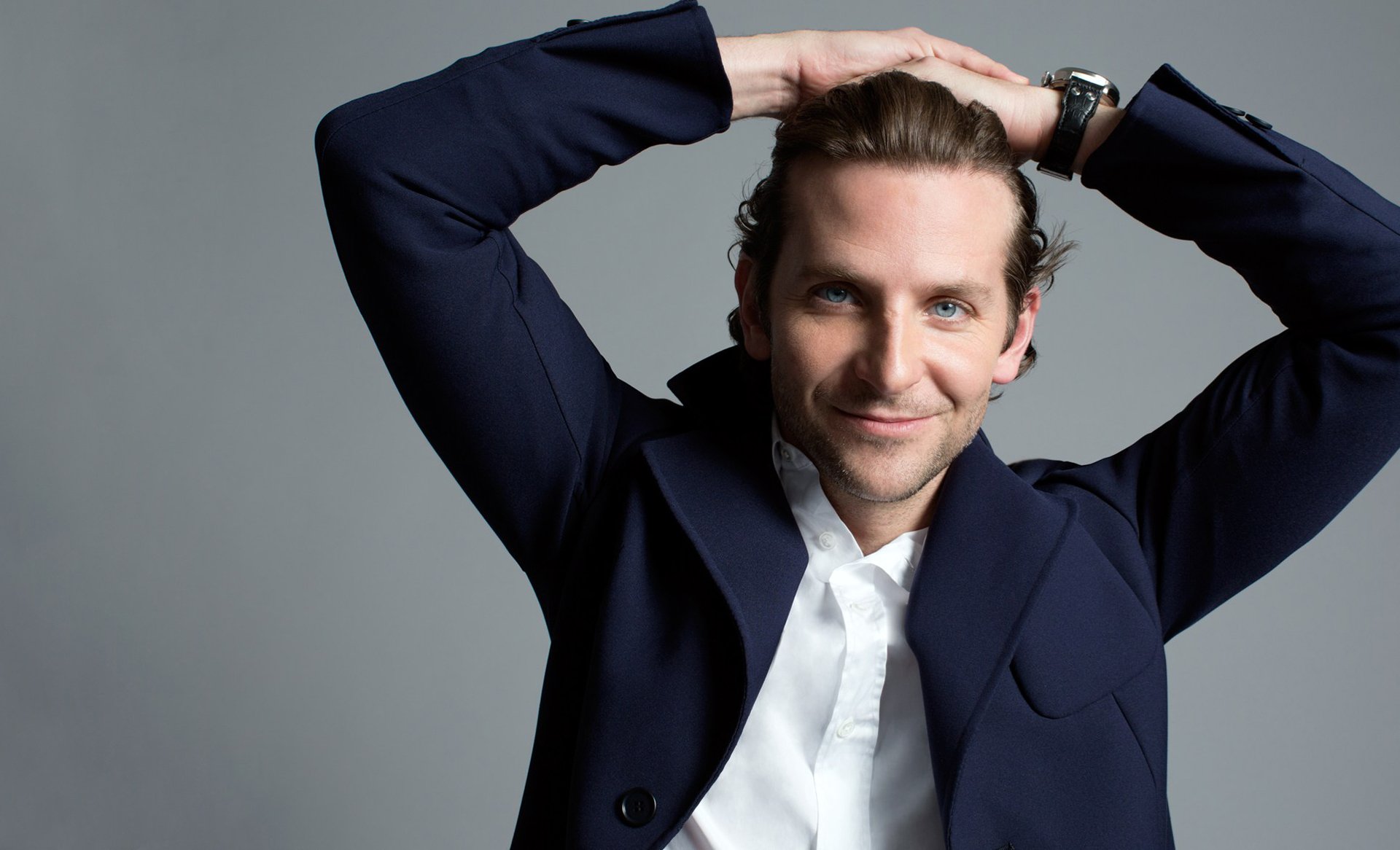 bradley cooper attore uomo sorriso camicia orologio sfondo grigio