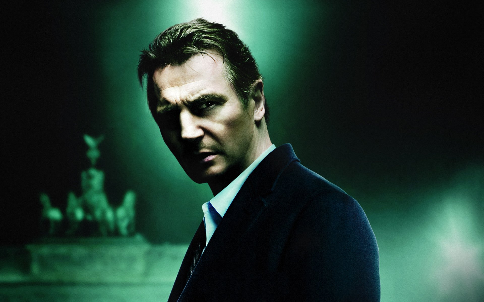 liam neeson mirada resplandor fondo oscuro desconocido