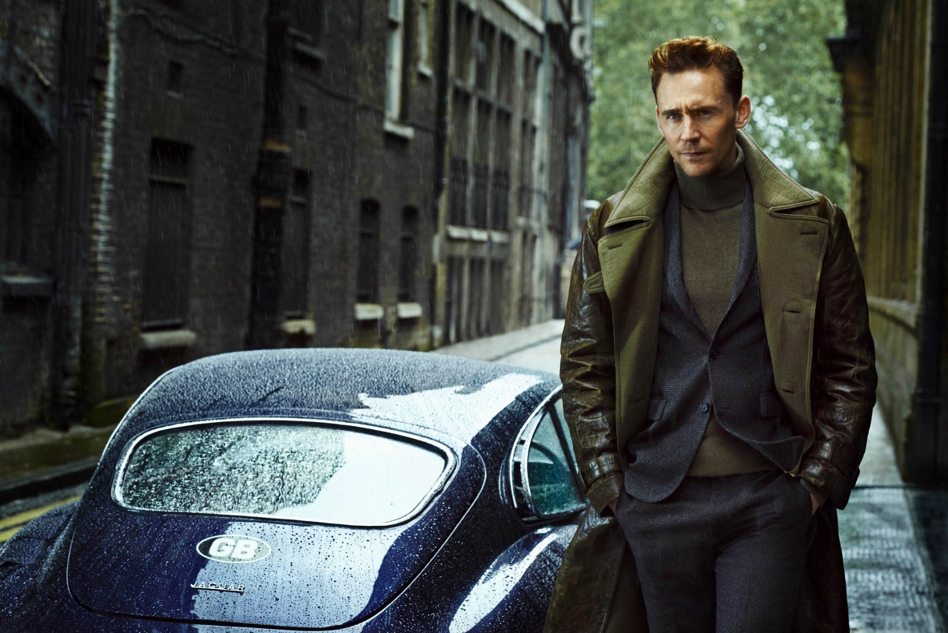 hiddleston tom hiddleston männlich anzug schauspieler auto jaguar