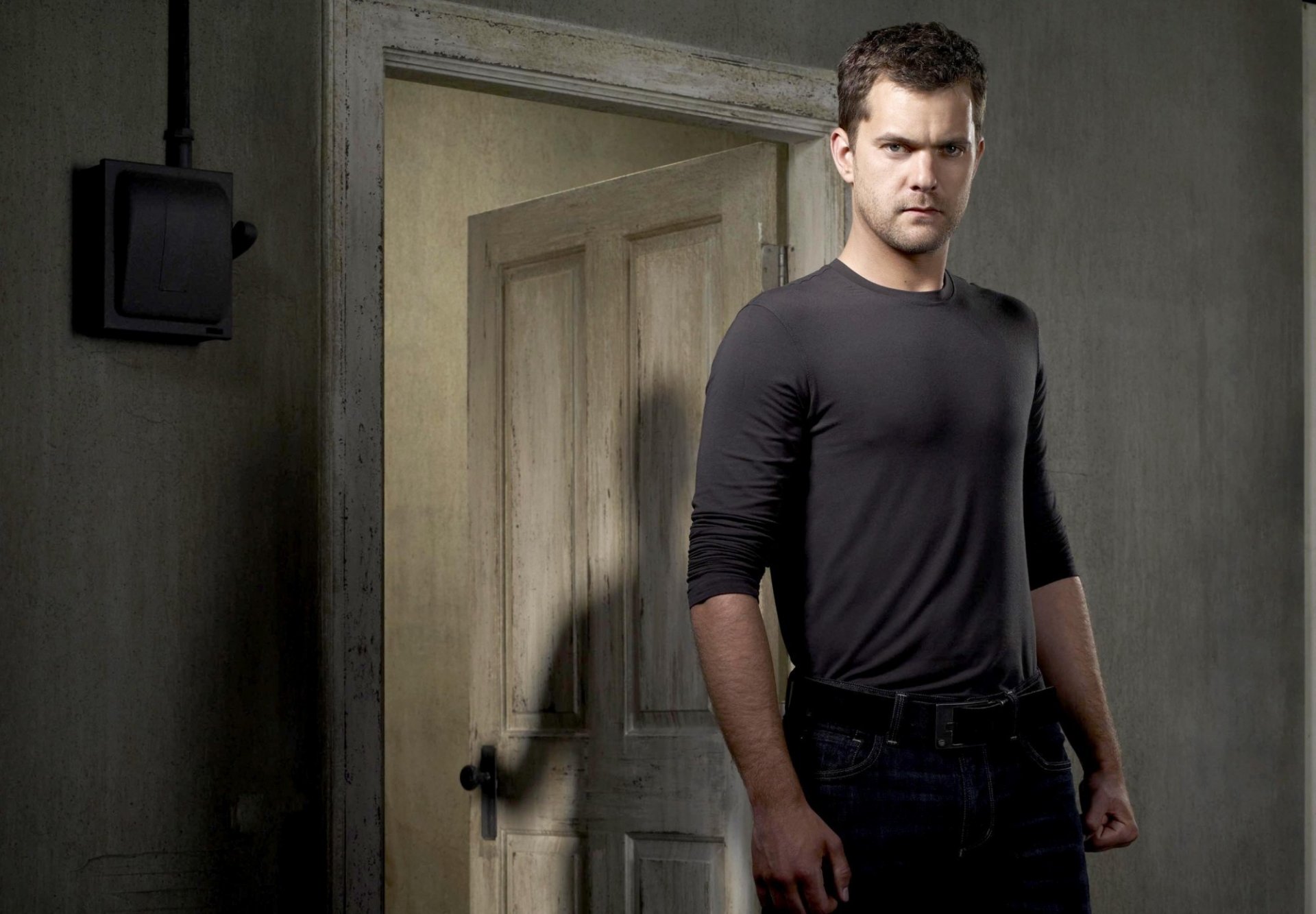 joshua jackson attore uomo ombra porta stanza