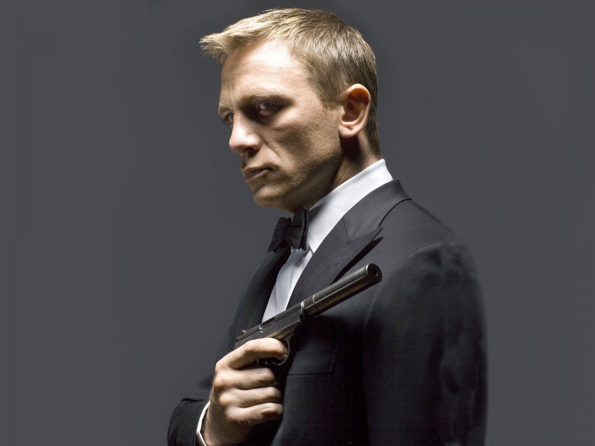 daniel craig daniel craig attore james bond agente 007 smoking pistola silenziatore walter ppk