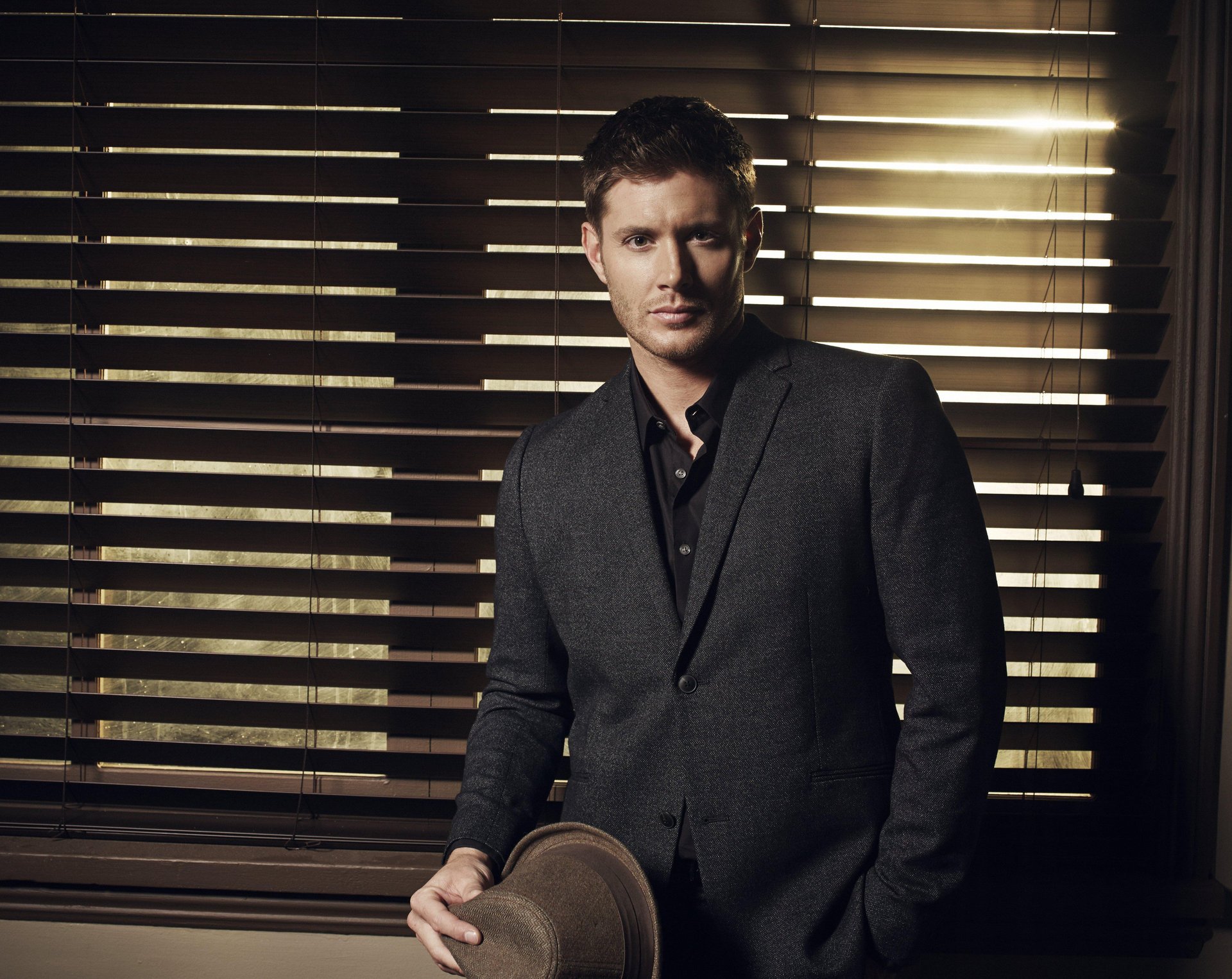 jensen jensen eccles uomo costume cappello attore serie tv soprannaturale stagione 9 dean winchester