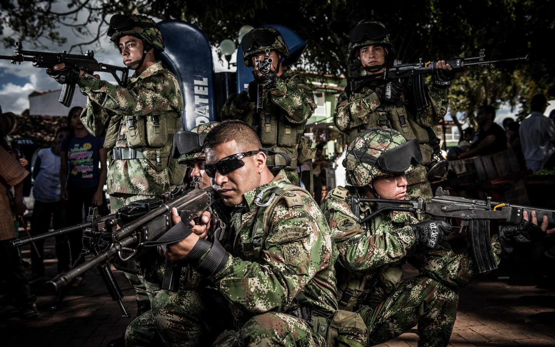 soldaten waffen medellín