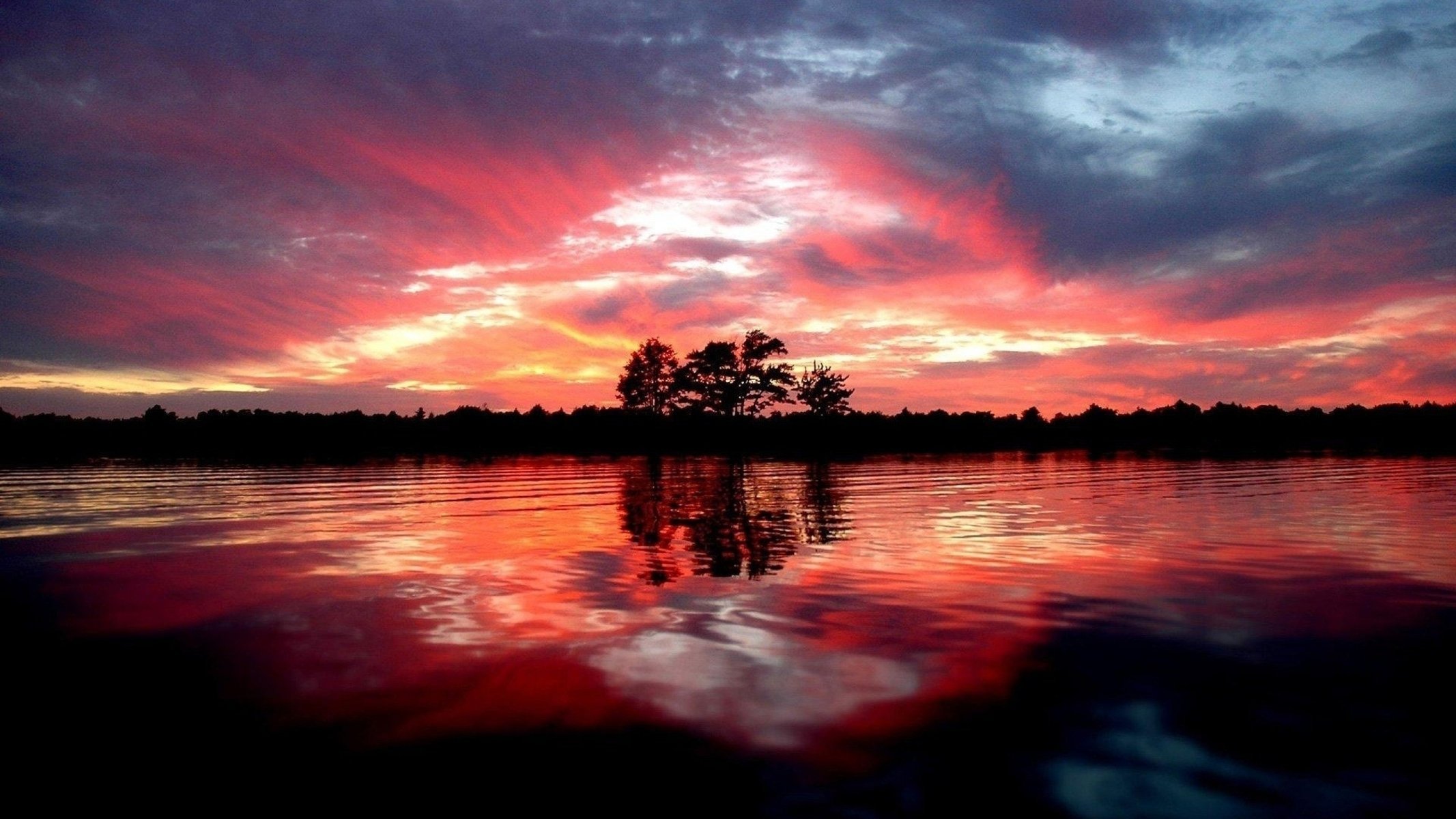 tramonto rosso nuvole alberi acqua riflessione