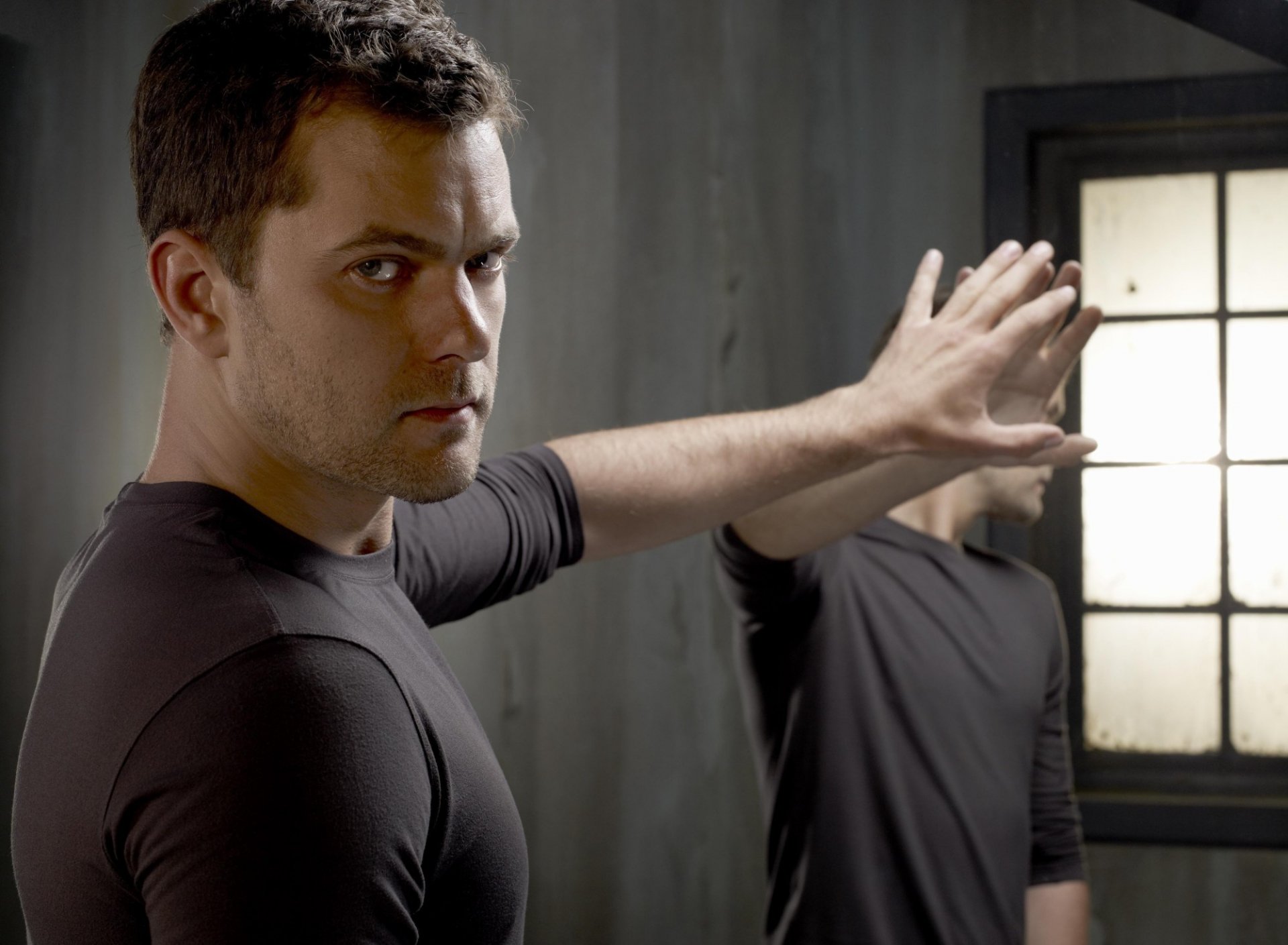 joshua jackson acteur homme miroir réflexion main