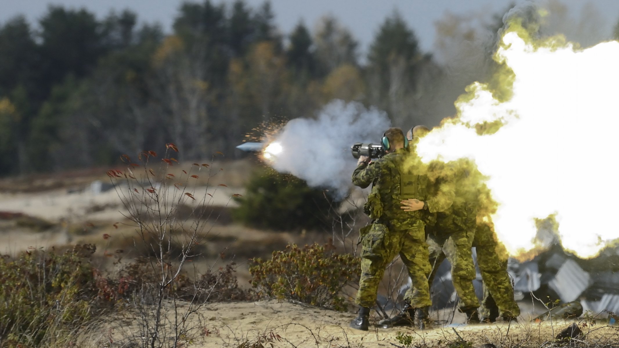 soldats retour explosion explosion infanterie armée missile