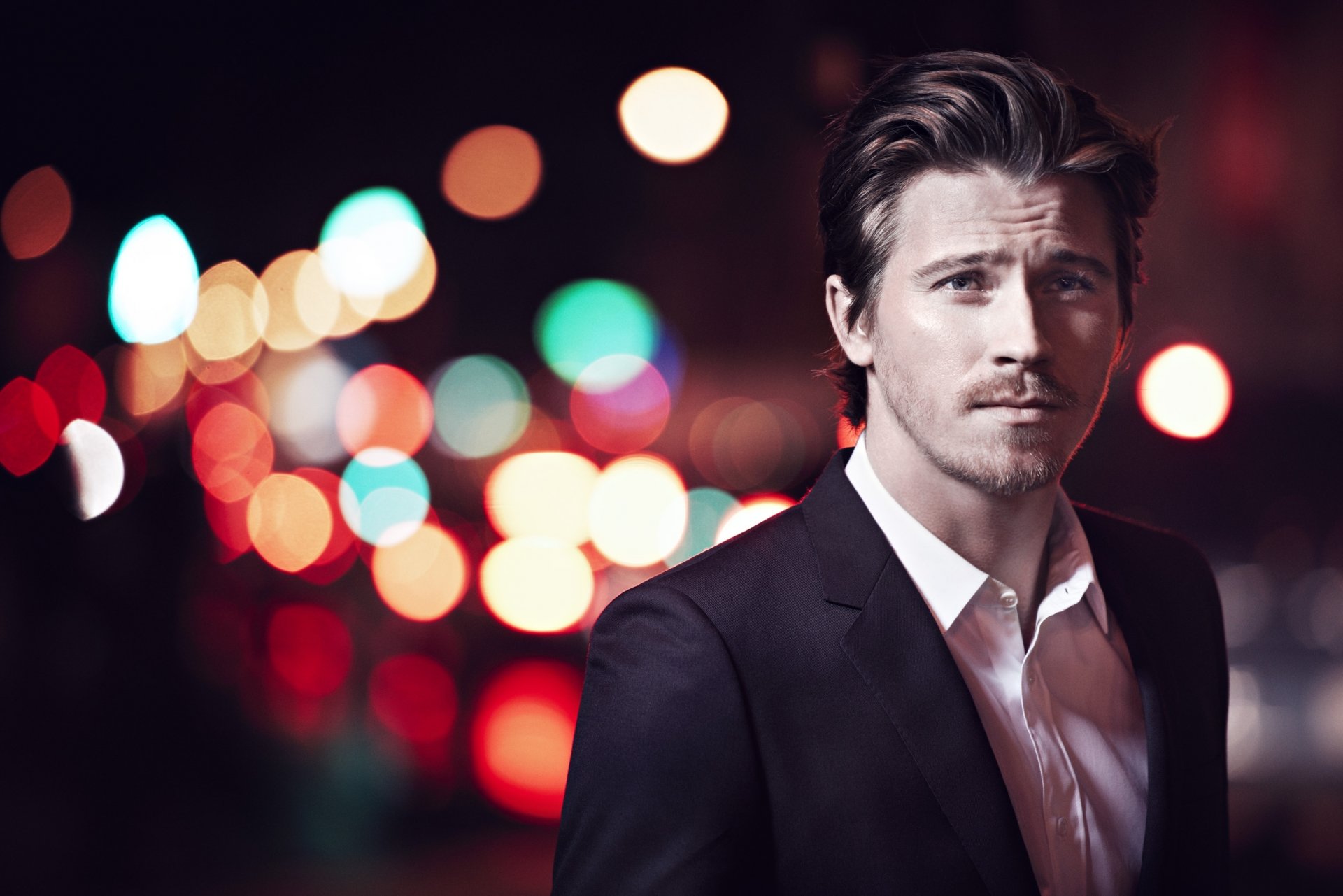 garrett hedlund attore uomo costume strada bokeh