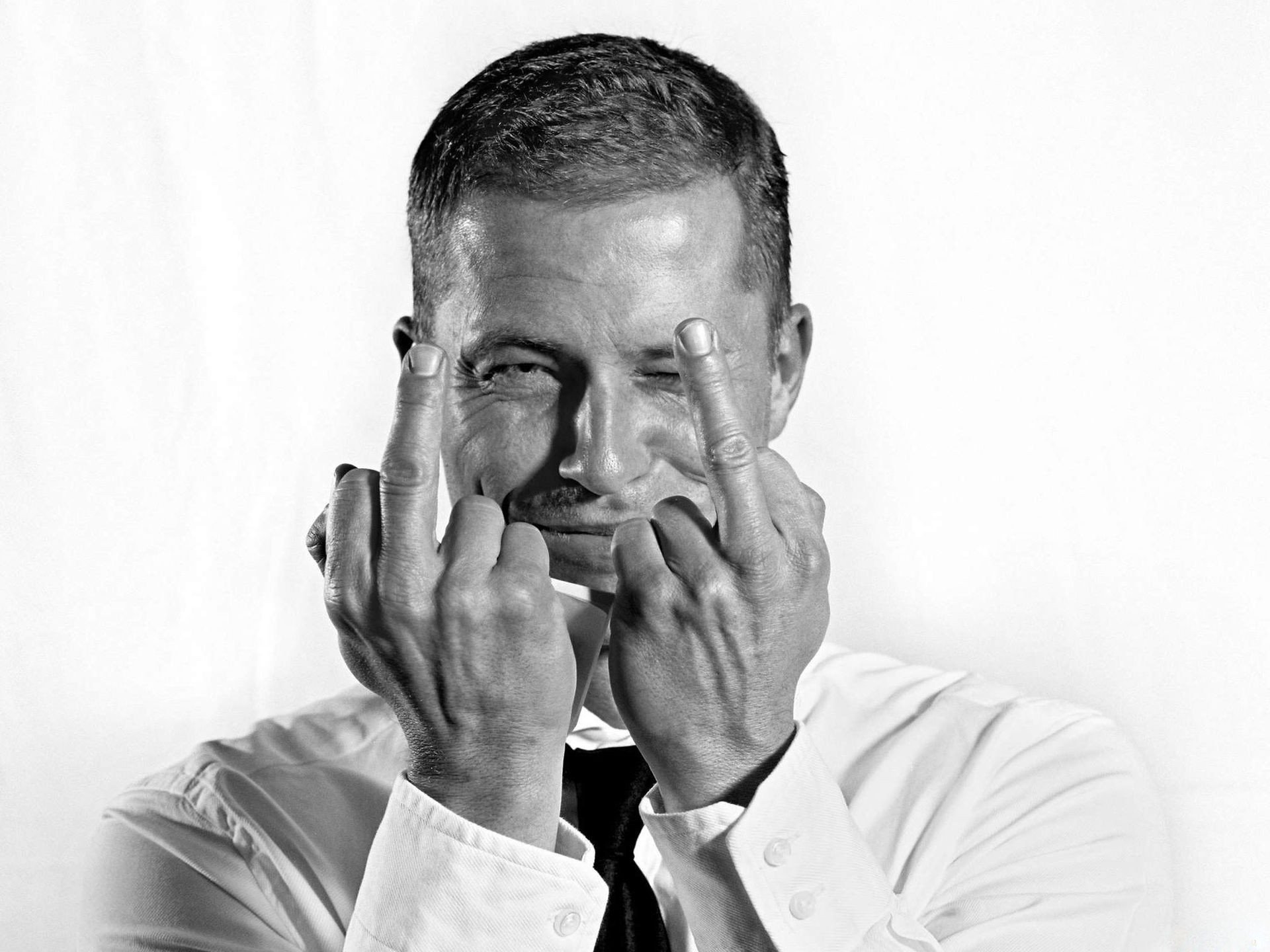 til schweiger acteur homme mains célébrité doigts