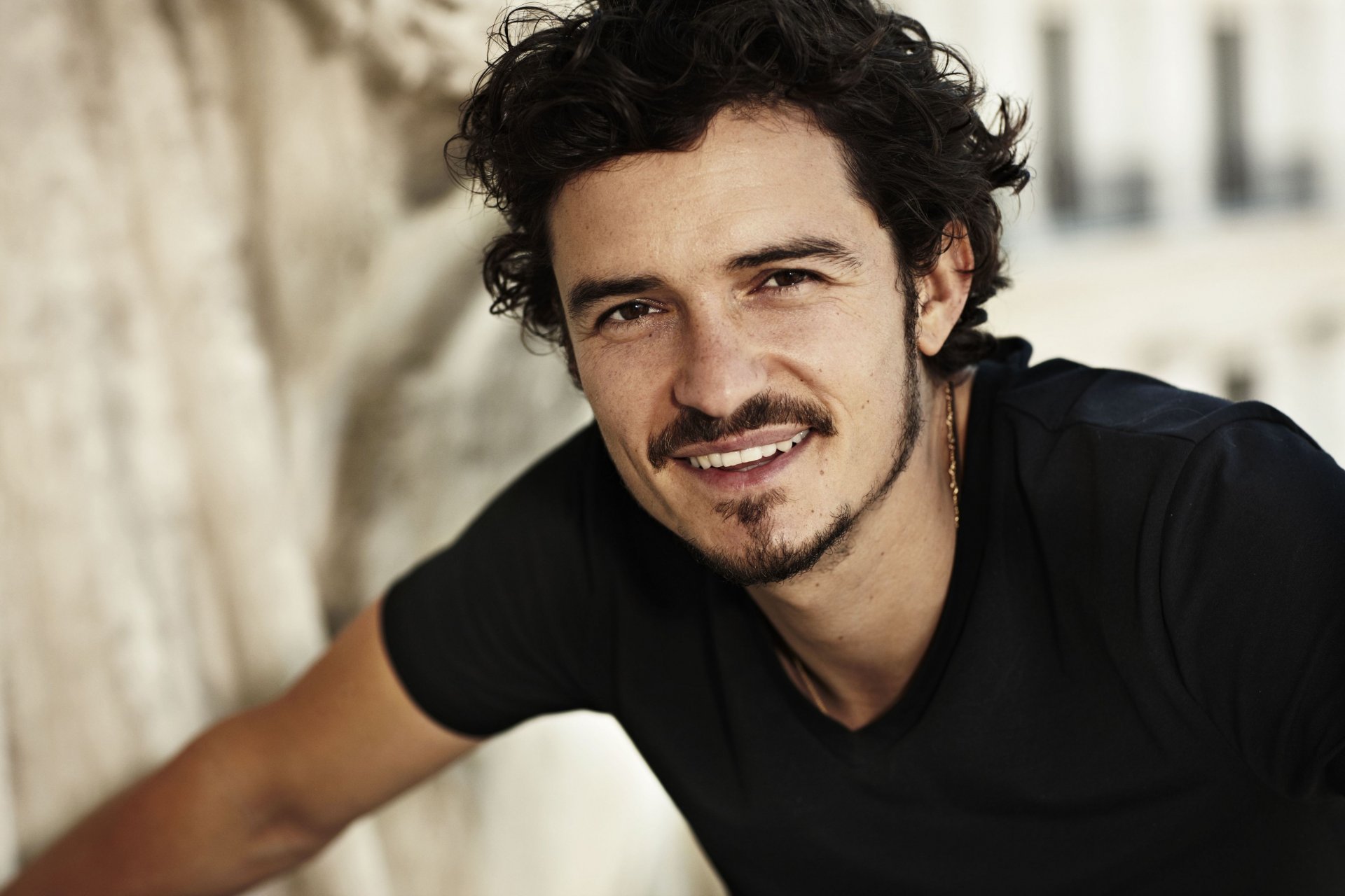 orlando bloom attore celebrità uomo faccia sorriso