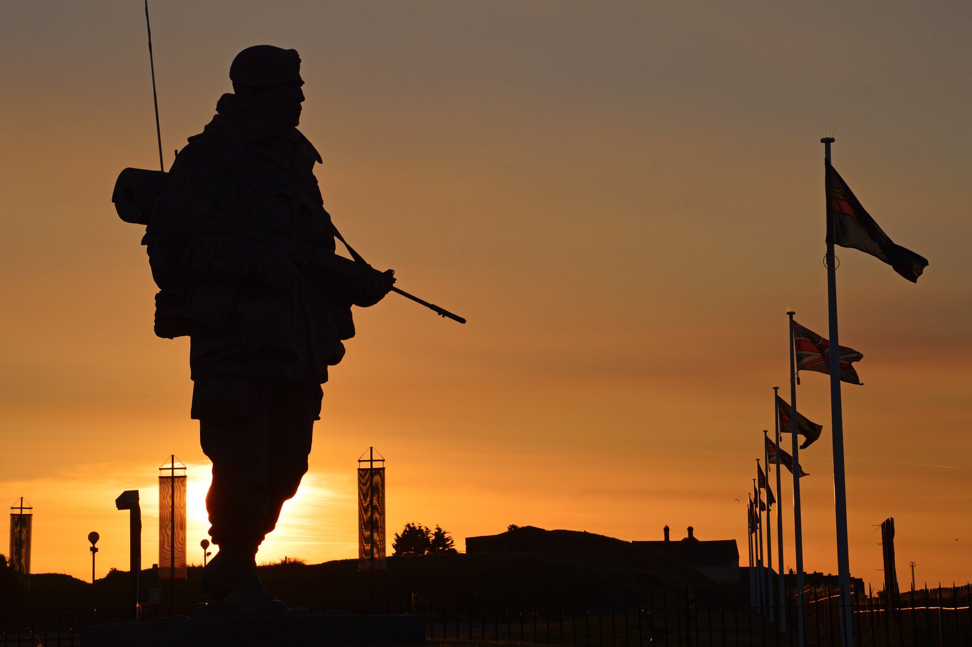 sonne sonnenuntergang silhouette kommando soldat waffe ausrüstung königlich britische marineinfanterie