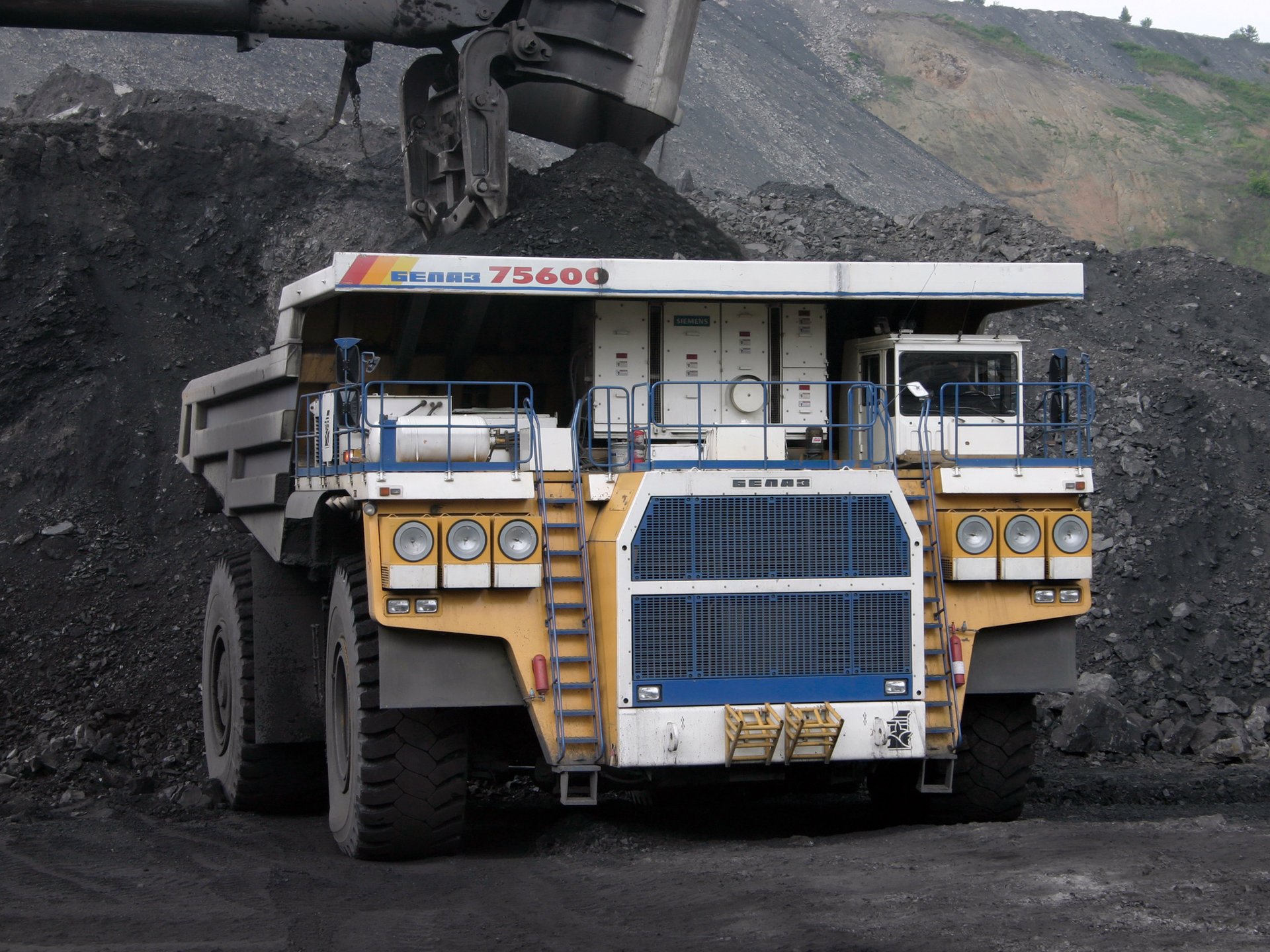 belaz 75600 camion à benne basculante godet machine carrière