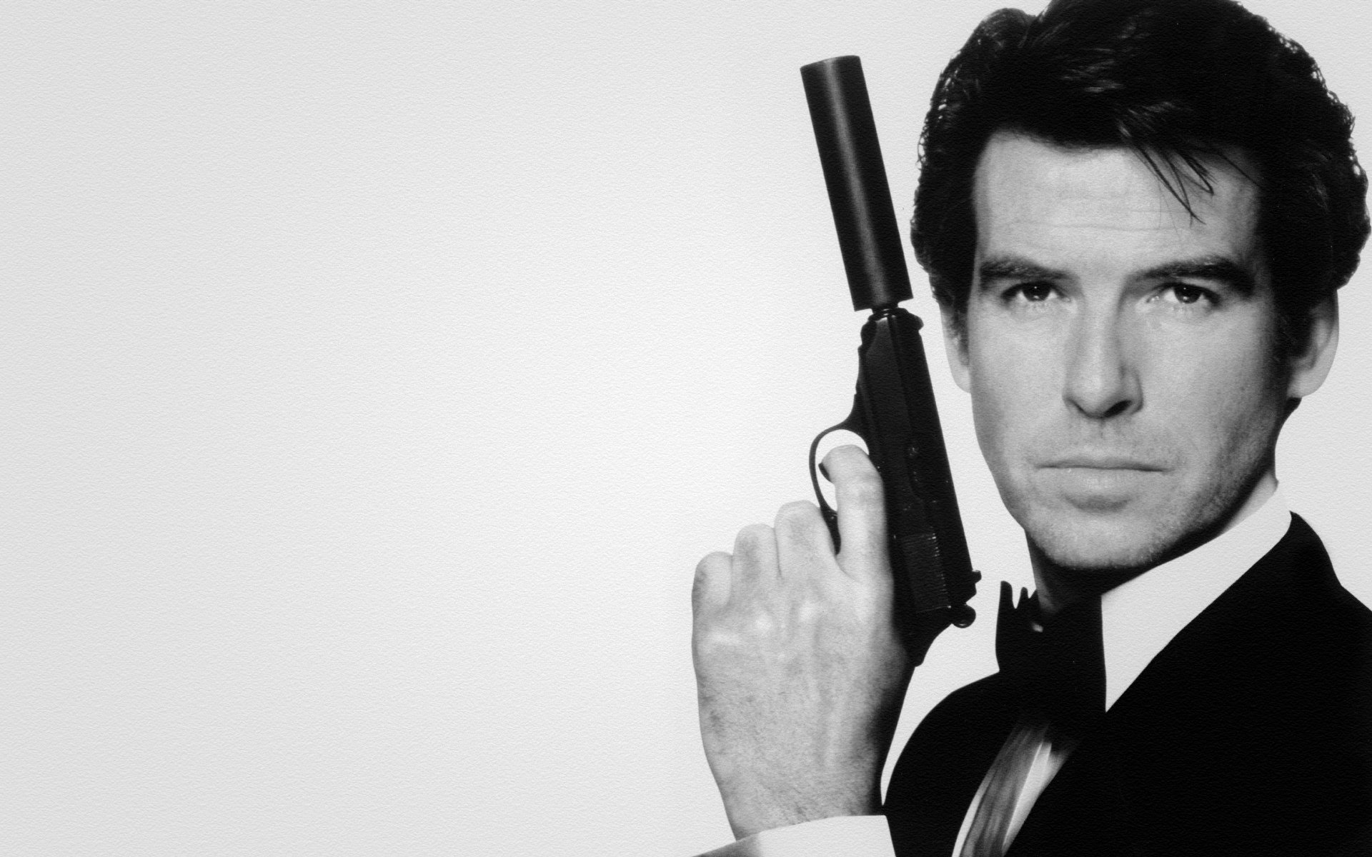 pierce brosnan pistol Agent 007 james bond