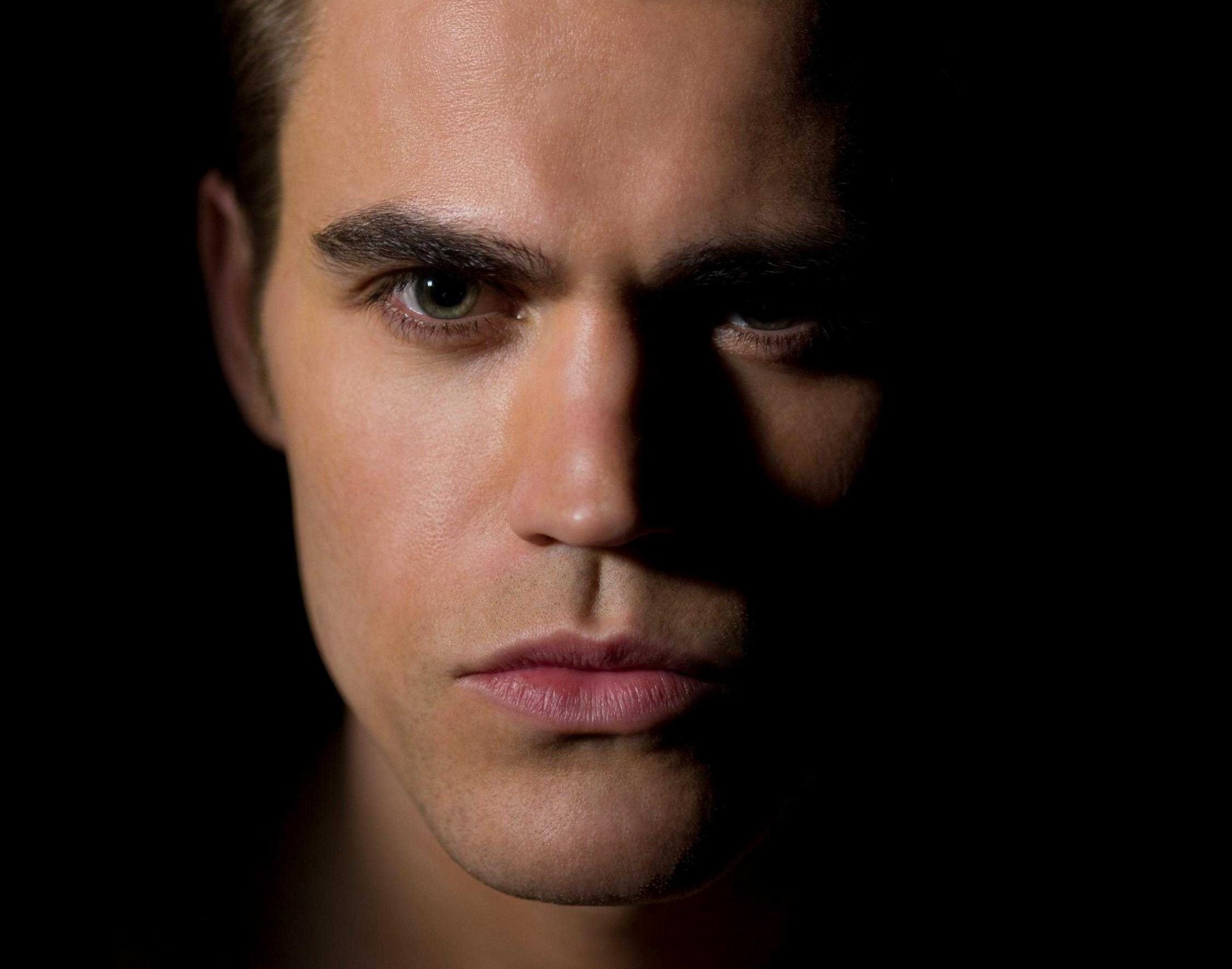 paul wesley hombre cara mirada