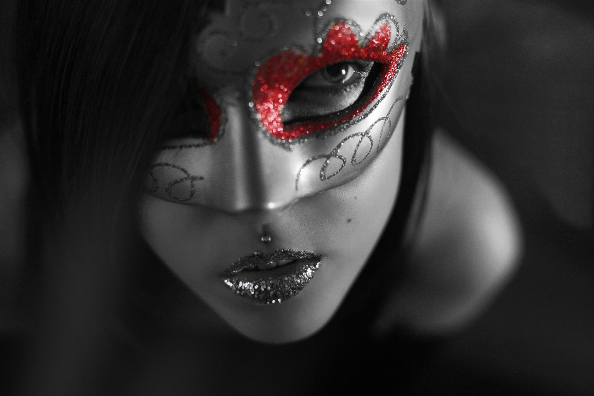 Маска с красными глазами. Девушка в маске. Красивая девушка в маске. Девушка в черной маске. Красивые маски для лица.