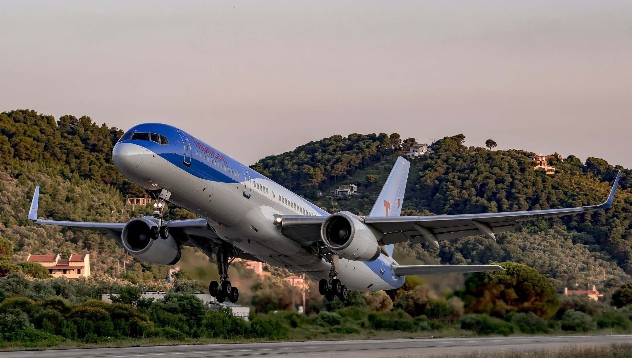 despegue avión poder montañas