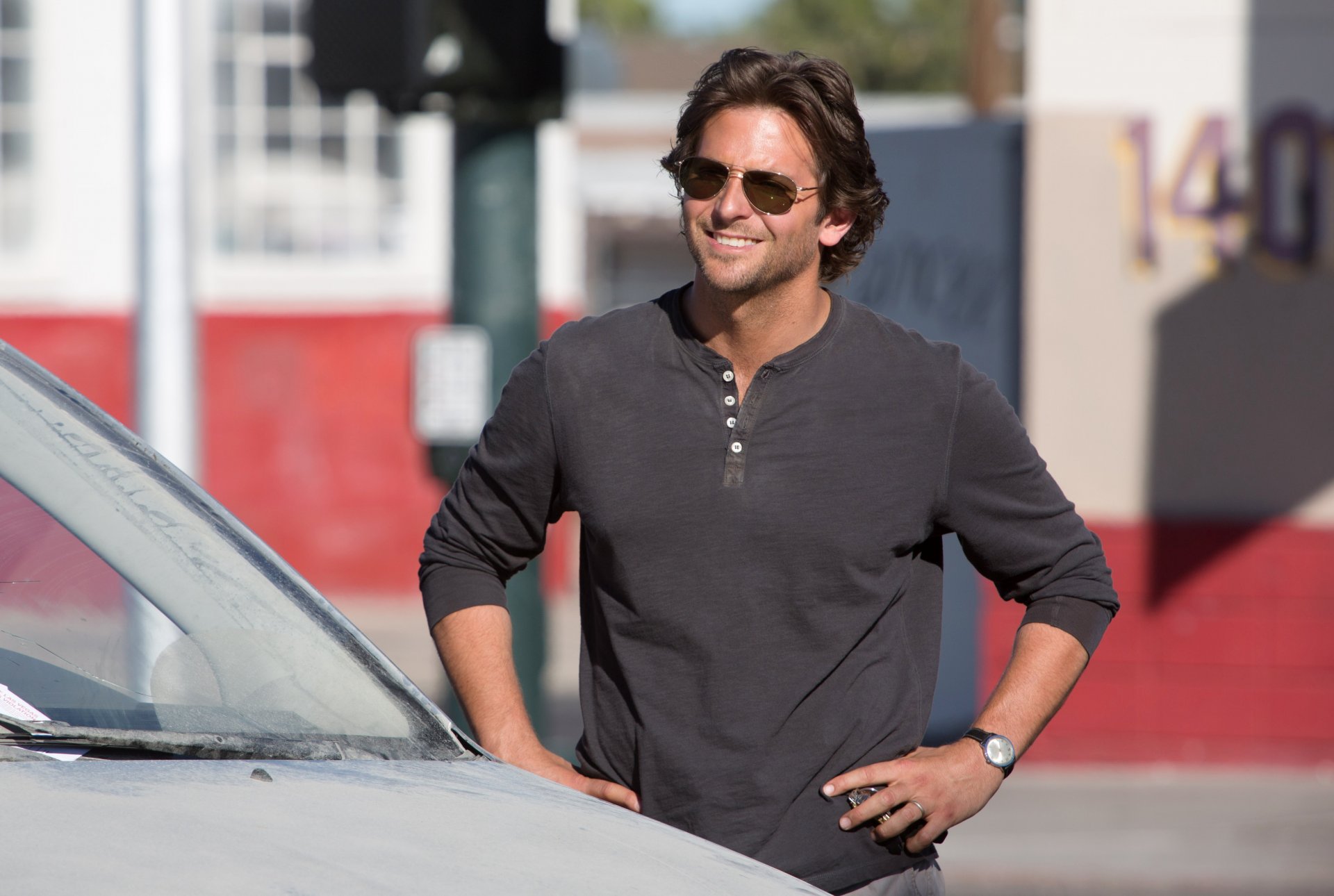 bradley cooper acteur film enterrement de vie de garçon à vegas partie iii enterrement de vie de garçon à vegas 3 enterrement de vie de garçon: partie iii homme lunettes sourire machine