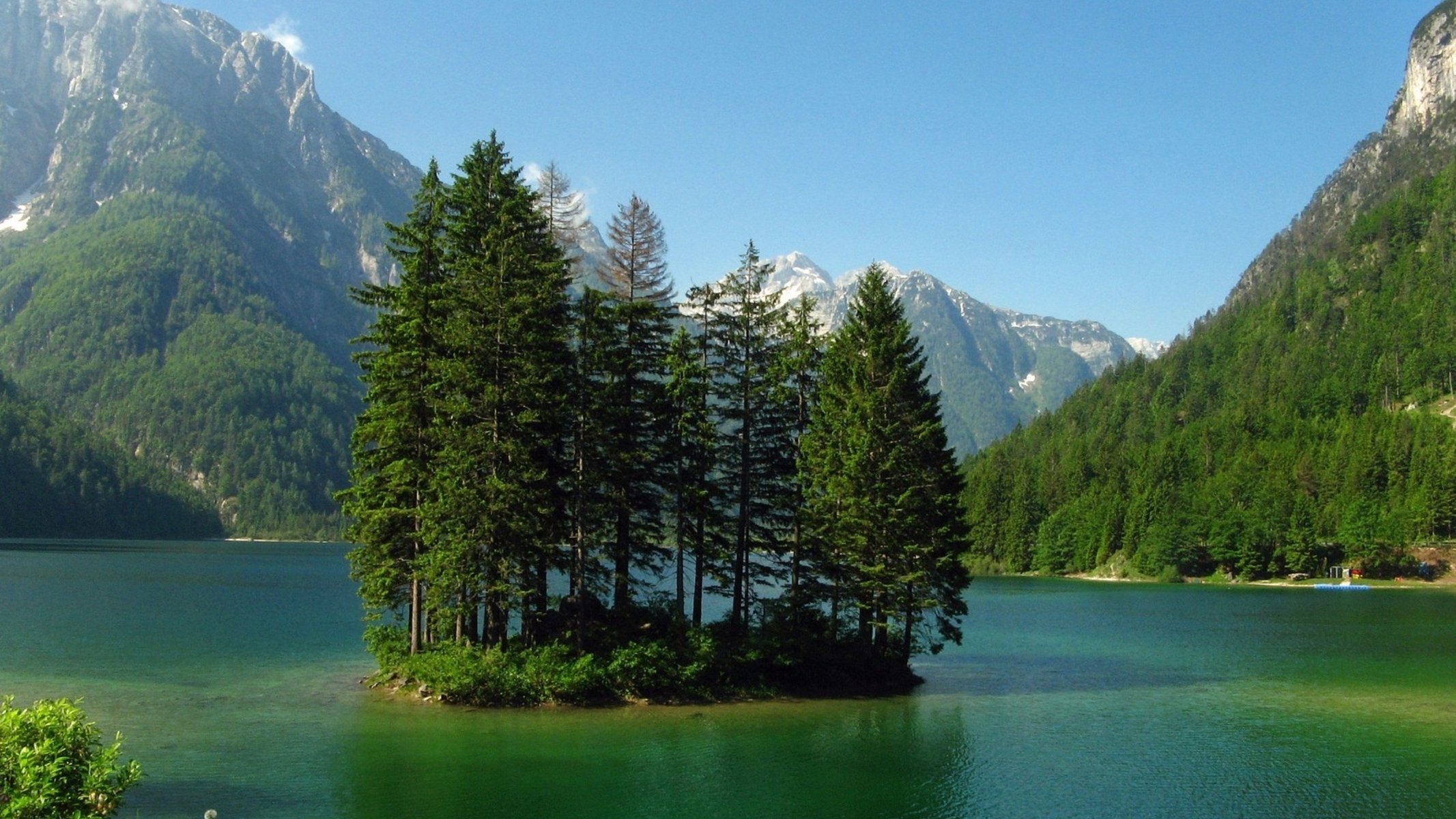 Лес и горы у озера