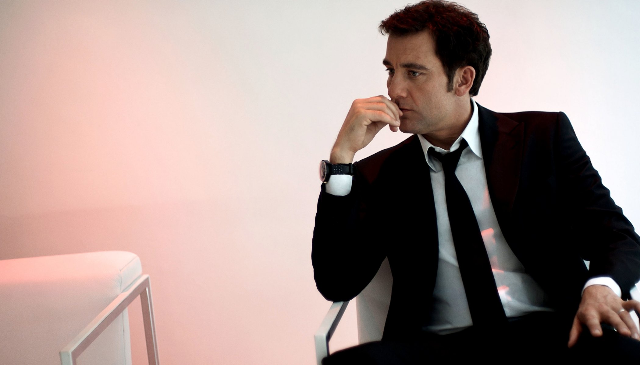 clive owen hombre actor productor traje reloj mirada