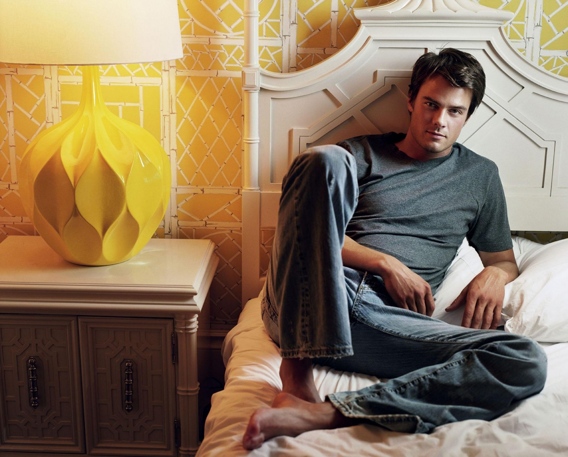 josh duhamel men actor model jeans bed table light