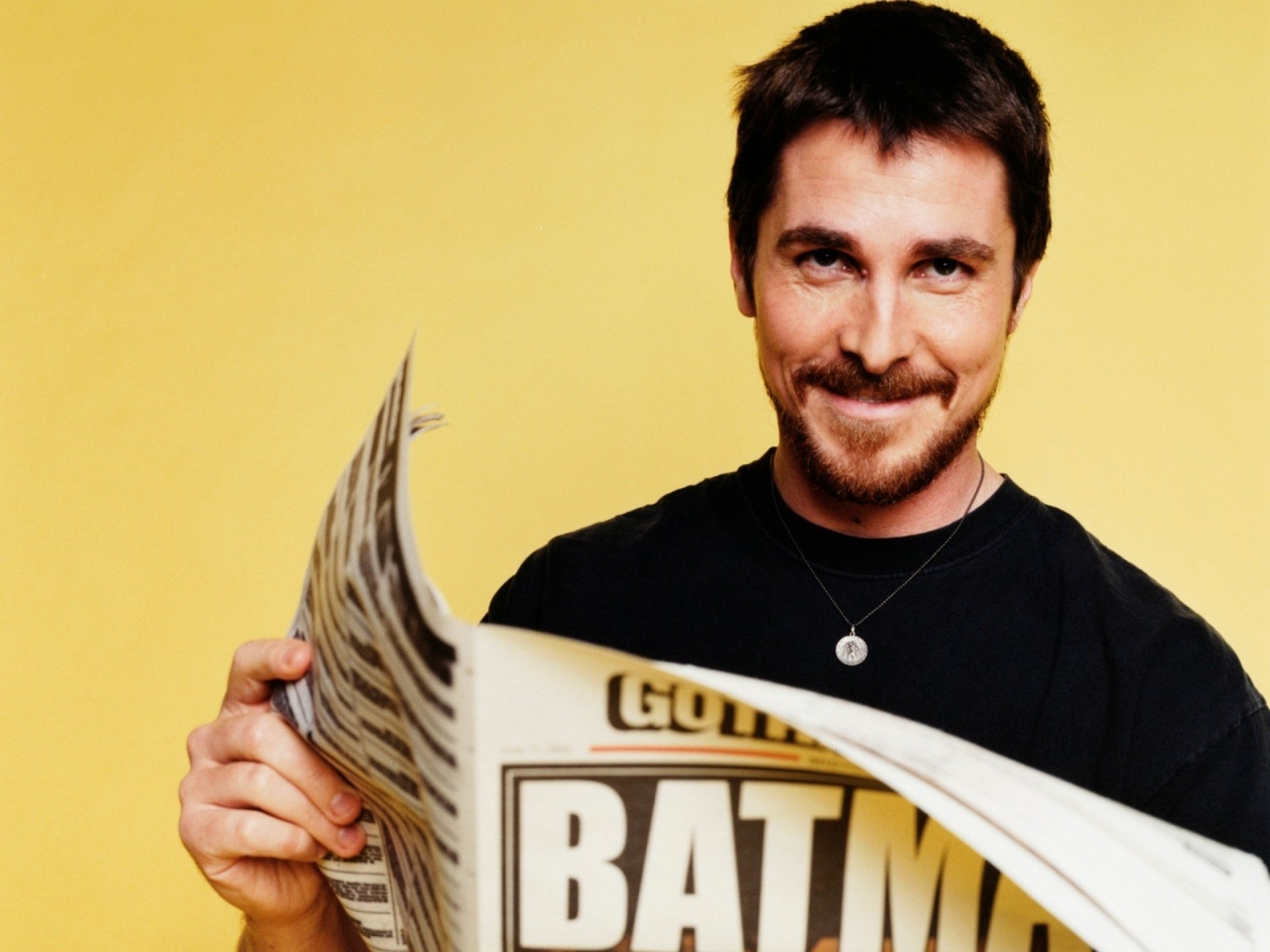 batman christian bale journaux fond jaune journal acteur