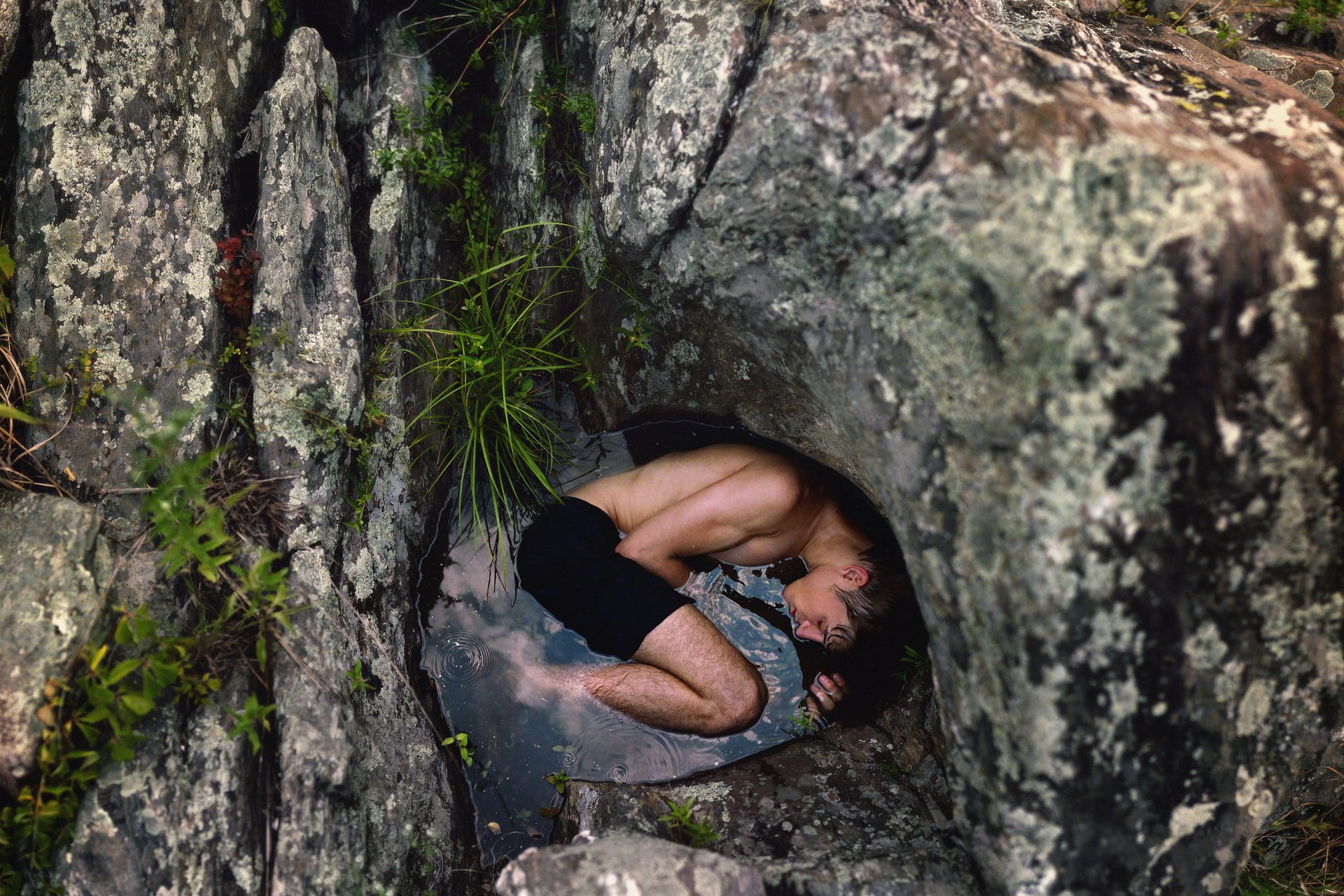 uomo rocce rocce acqua solitudine disperazione tossicodipendente alcolizzato desiderio dolore tristezza suicidio