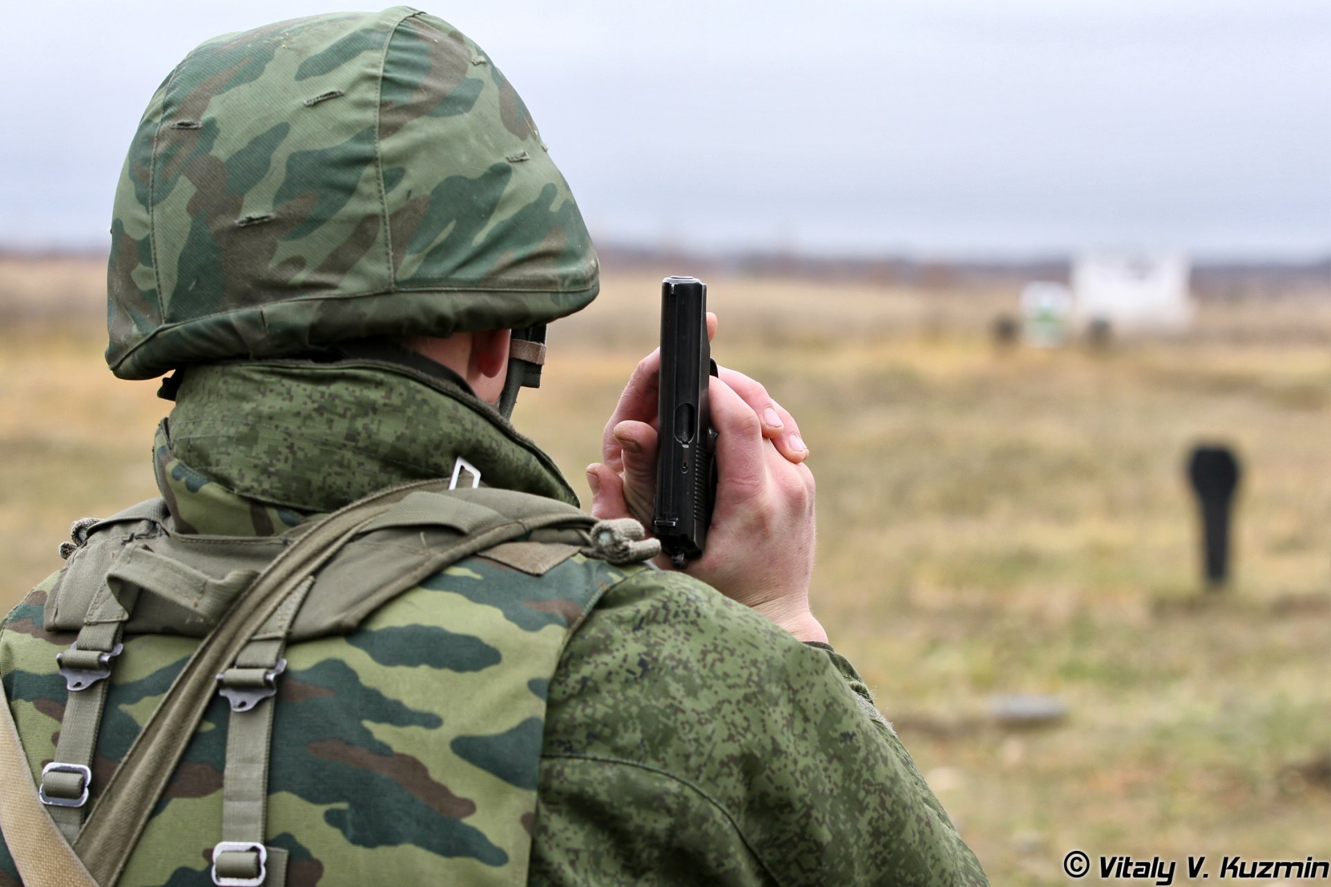 ruso soldado luchador pm campo de tiro camuflaje casco