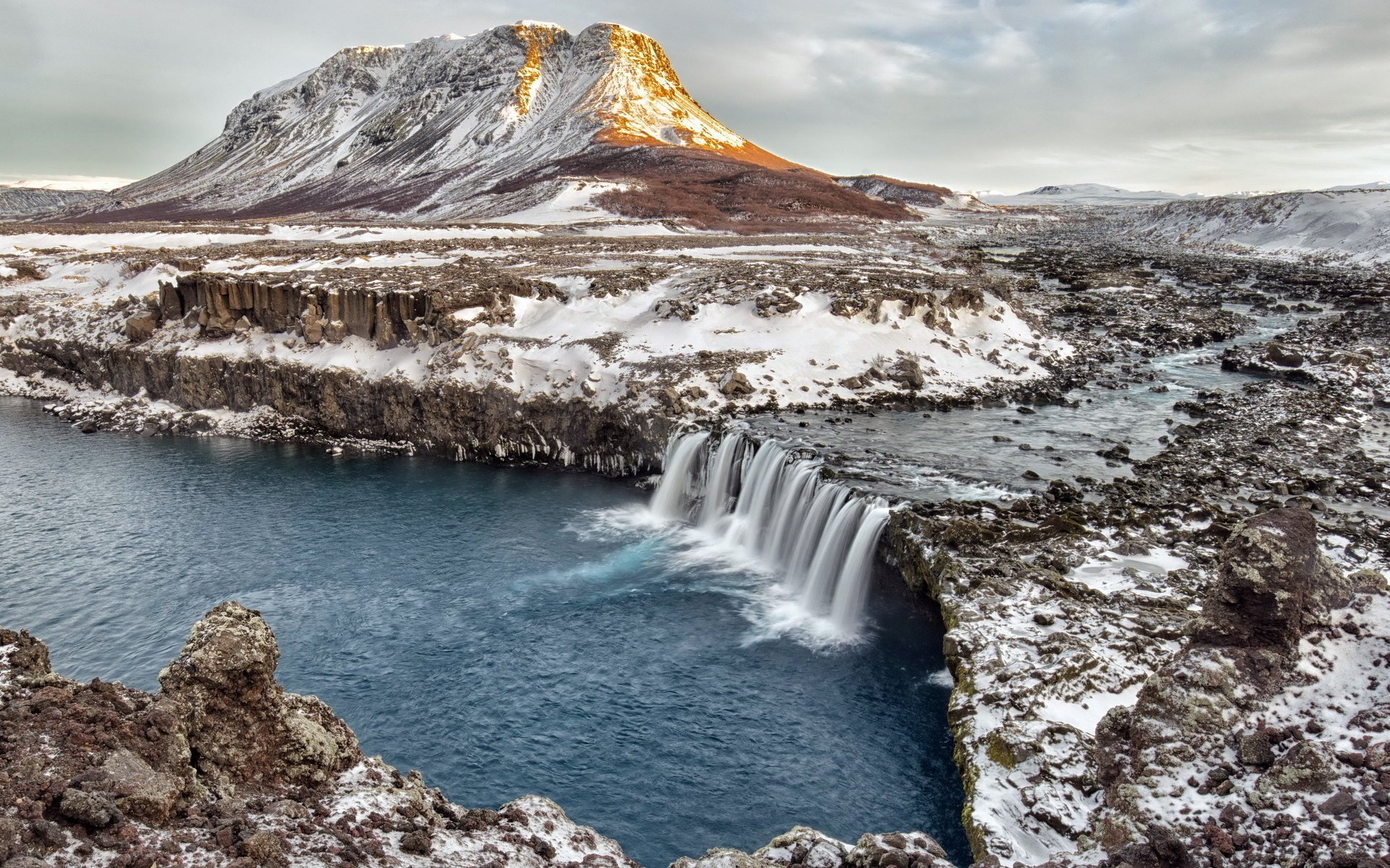 islandia montañas rocas río cascada invierno nieve naturaleza