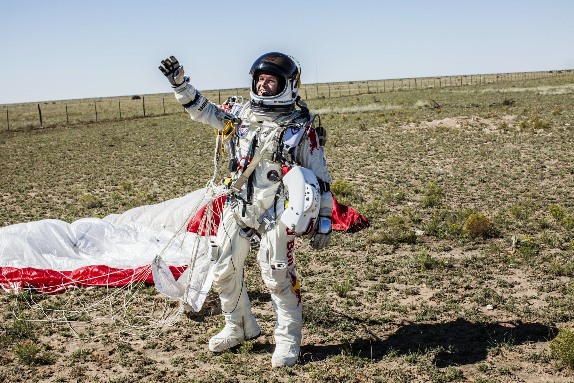 felix baumgartner athlet red bull space red bull stratos touchdown