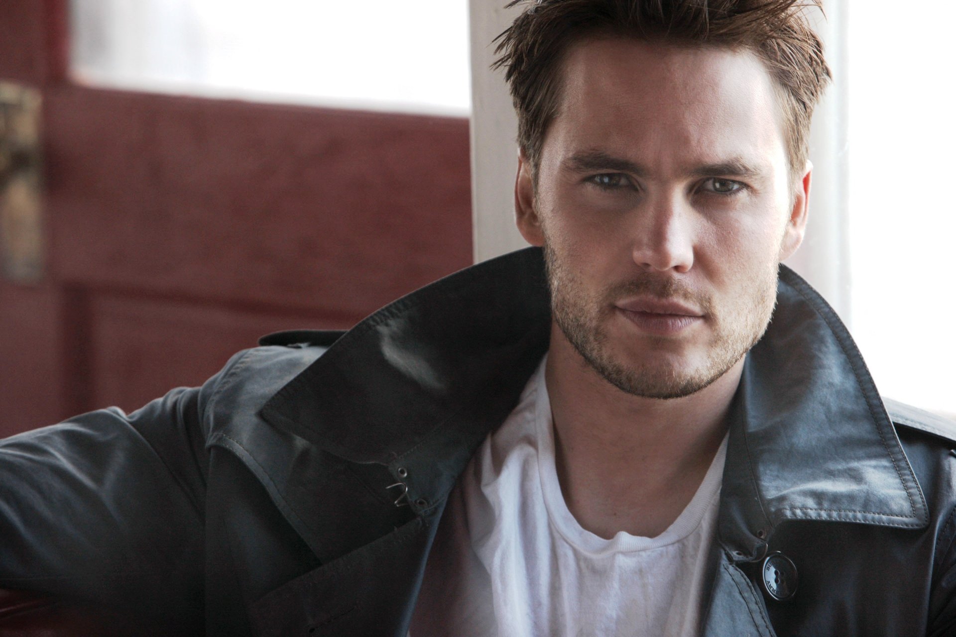 taylor kitsch actor novio hombre mirada cara camiseta chaqueta