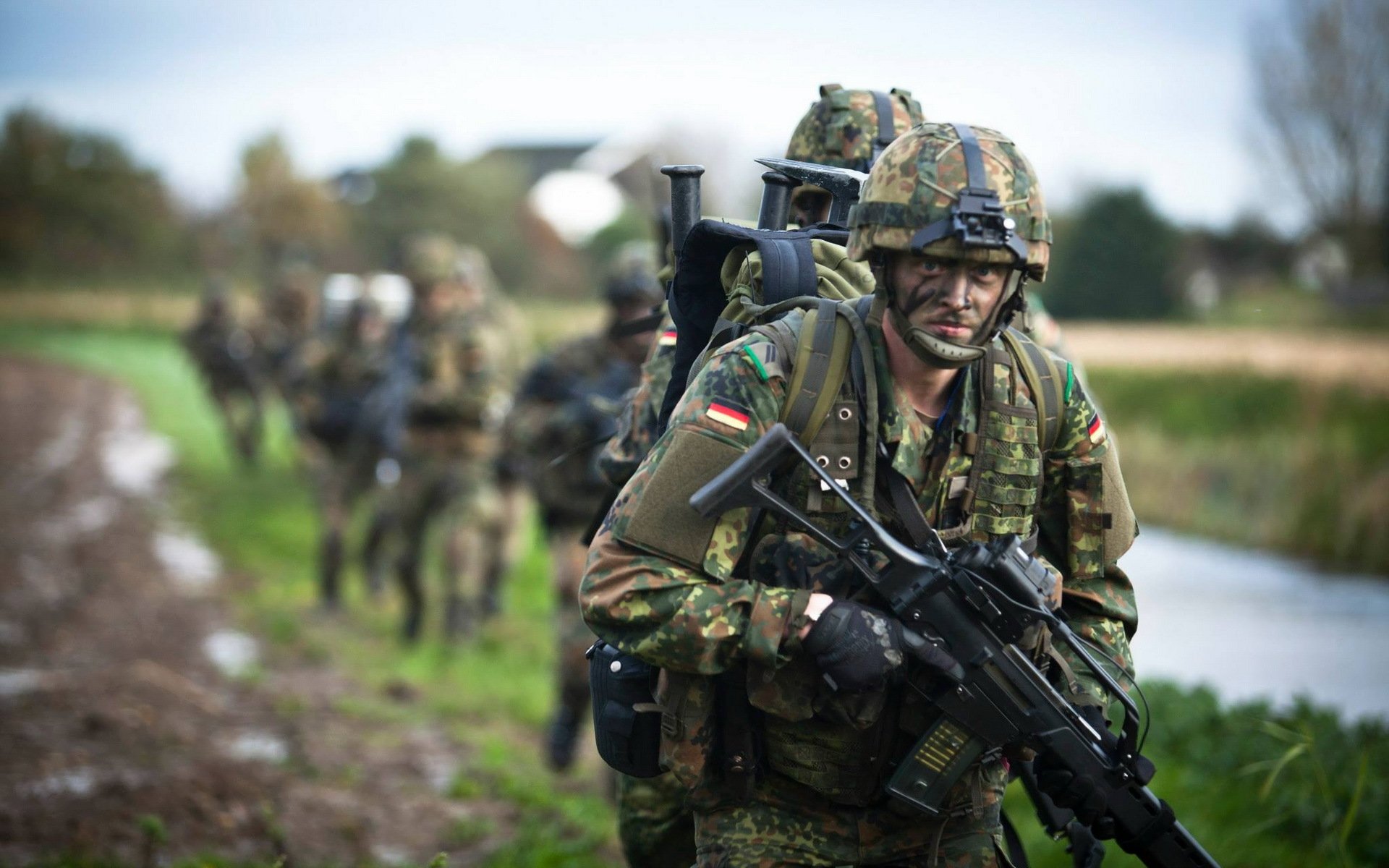 german army fallschirmjäger men weapon