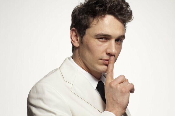 l attore James Franco mostra il gesto silenzio 