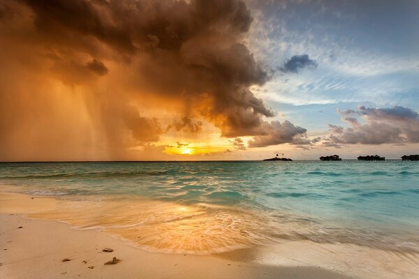 Puesta de sol en Maldivas bajo la lluvia en el océano