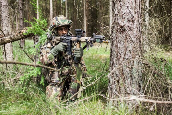 Soldado del ejército en el bosque en una misión