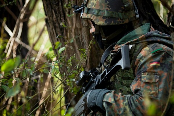 Soldaten der deutschen Armee mit Waffen