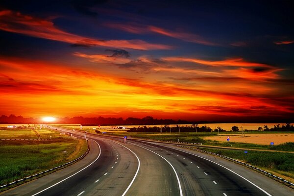 Un largo camino hacia una puesta de sol cautivadora