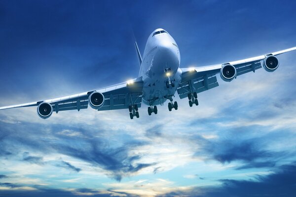 Ein großes Flugzeug fliegt vor einem Hintergrund von Wolken