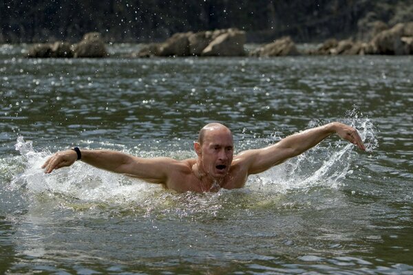 Владимир Путин купается в речке