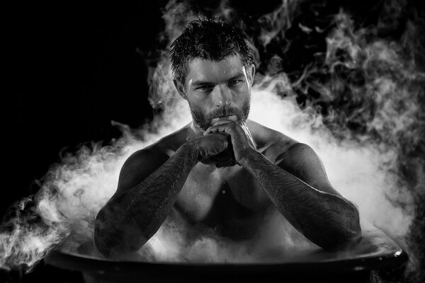 Liam McIntyre prenant un bain